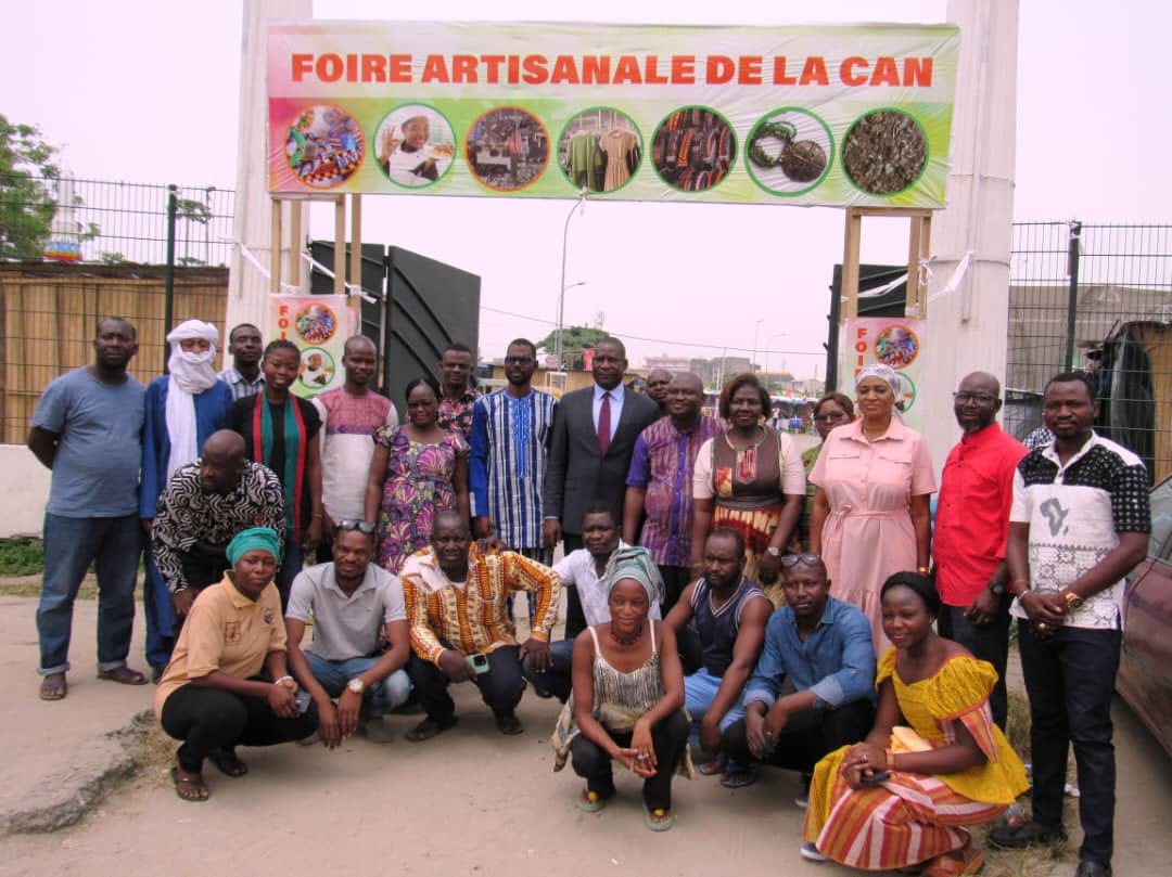 Visite des stands des artisans burkinabè par les Officiels à l'occasion de la Can à Abidjan 